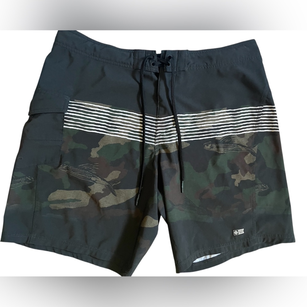 Salty Crew board shorts camo print size 36